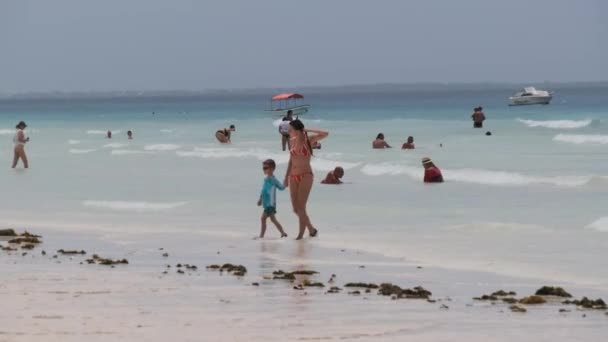 Hot Paradise White Sandy Beach com o Oceano Turquesa em Zanzibar, Nungwi — Vídeo de Stock