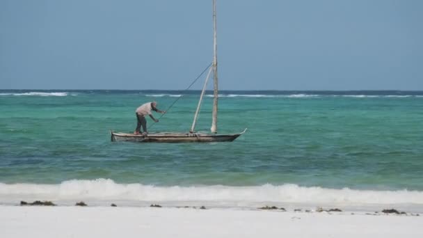 Afrikalı Balıkçı Ocean 'da, Zanzibar, High Tide' da Eski Kuru Ahşap Tekne Yelkenlisinde — Stok video