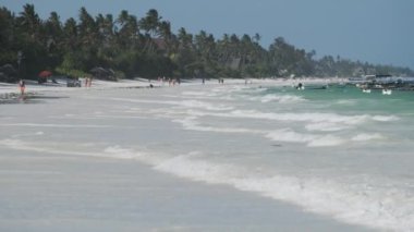 Turkuaz Okyanusu ve Dalgaları Low Tide, Zanzibar 'da Cennet