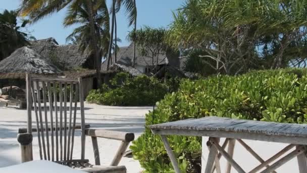 Tropical Hotel με Thatched Bungalows, Palm Trees, Εξωτική παραλία μπροστά. Ζανζιβάρη — Αρχείο Βίντεο
