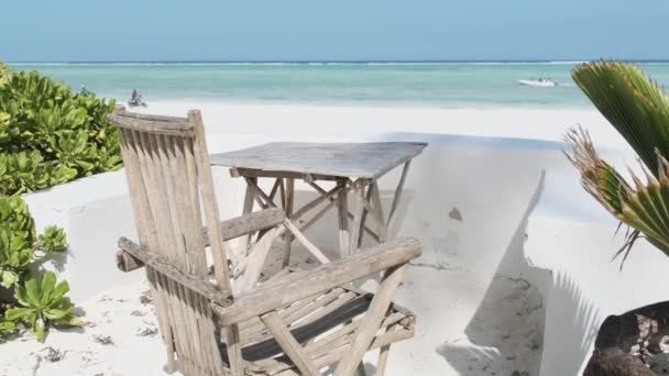 Suchy stół i krzesło z widokiem na Azure Beach i Ocean Indyjski, Zanzibar — Wideo stockowe