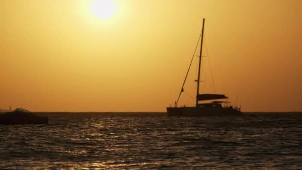 Silhouette Yacht with High maszt Sails at Sunset in the Ocean, Zanzibar, Afryka — Wideo stockowe