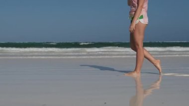 Beyaz Kum Cenneti Kumsalında Gelgit Okyanusu Dalgalarıyla Yürüyen Genç Kadın Bacakları