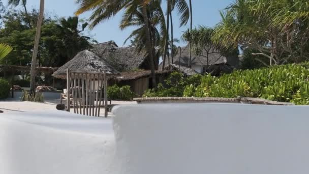 Tropical Hotel με Thatched Bungalows, Palm Trees, Εξωτική παραλία μπροστά. Ζανζιβάρη — Αρχείο Βίντεο