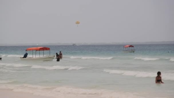 Afrikanska fiskebåtar flyter utanför kusten vid High Tide, Zanzibar — Stockvideo