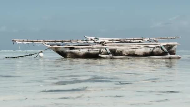 Tradiční africký dřevěný člun uvízlý v písku na pláži při odlivu, Zanzibar — Stock video