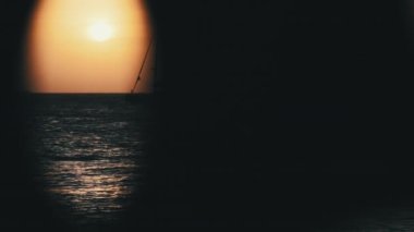 Okyanusta Günbatımında Yüksek Direk Yelkenli Siluet Yatı, Zanzibar, Afrika