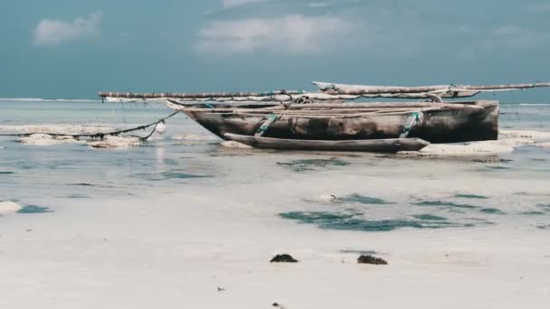 Old Dry, African Fishing Rowboat Stranded in Beach at Low Tide, Zanzibar — стоковое видео