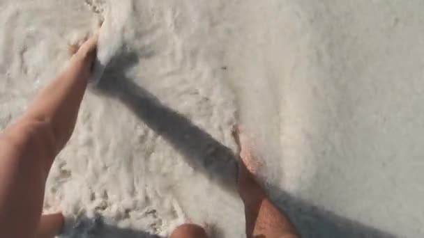 POV Benen van een jong paar Wandelen door White Sand en Surf Waves van Ocean Shore — Stockvideo