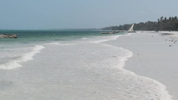 Paradise White Sandy Beach com Oceano Turquesa e Ondas em Low Tide, Zanzibar — Vídeo de Stock