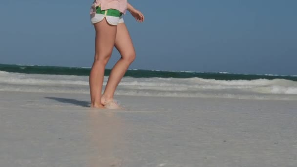 Legs of Young Woman Walking by White Sand Paradise Beach with Tidal Ocean Waves — Stock Video