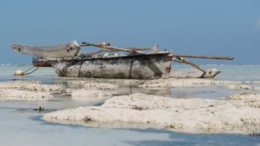Afrika Geleneksel Tahta Teknesi Low Tide, Zanzibar 'daki kumsalda mahsur kaldı