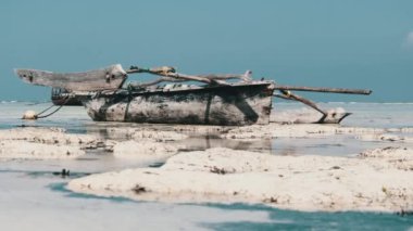 Afrika Geleneksel Tahta Teknesi Low Tide, Zanzibar 'daki kumsalda mahsur kaldı