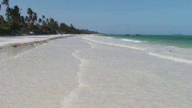 Turkuaz Okyanusu ve Dalgaları Low Tide, Zanzibar 'da Cennet
