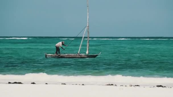 Afrikalı Balıkçı Ocean 'da, Zanzibar, High Tide' da Eski Kuru Ahşap Tekne Yelkenlisinde — Stok video