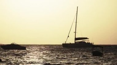 Yelkenli Tekne Dhow 'un Silueti Okyanusta Günbatımında, Zanzibar, Afrika