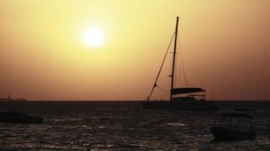 Okyanusta Günbatımında Yüksek Direk Yelkenli Siluet Yatı, Zanzibar, Afrika