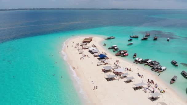 Drohnenblick auf Paradise Island im Indischen Ozean mit türkisfarbenem Wasser, Sansibar — Stockvideo