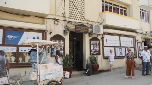 Freddie Mercury hus i Stone Town, Zanzibar. Turister går nära hemmet — Stockvideo