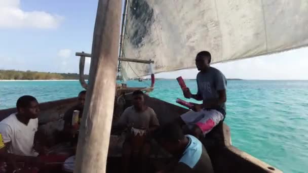 Bootsfahrt auf einem traditionellen Dhau-Boot mit Afrikanern auf der Djembe, Sansibar — Stockvideo