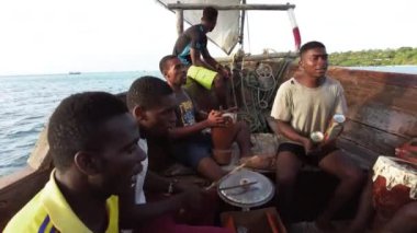 Yerel Afrikalılarla geleneksel Dhow Teknesi Djembe çalıp Şarkı Söylüyor