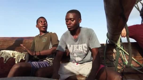 Barco Dhow tradicional con africanos locales tocando el Djembe y cantando canciones — Vídeos de Stock