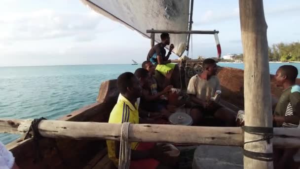 Traditionelles Dhau-Boot mit einheimischen Afrikanern, die Djembe spielen und Lieder singen — Stockvideo