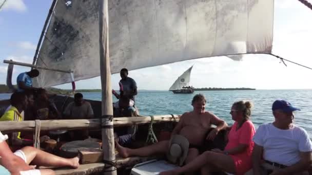 Båttur på en traditionell Dhow Båt med afrikaner spelar Djembe, Zanzibar — Stockvideo