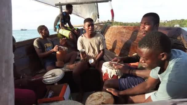 Traditionelles Dhau-Boot mit einheimischen Afrikanern, die Djembe spielen und Lieder singen — Stockvideo