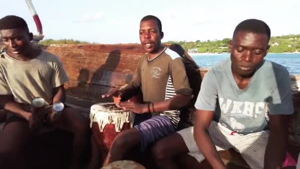 Traditionel Dhow båd med lokale afrikanere spille Djembe og synge sange – Stock-video