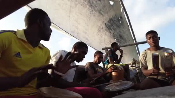 Παραδοσιακό Dhow Boat με ντόπιους Αφρικανούς που παίζουν Djembe και τραγουδούν τραγούδια — Αρχείο Βίντεο