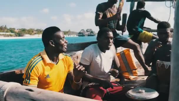 Místní Afričané hrají na bicí a zpívají písně na tradiční lodi Dhow, Zanzibar — Stock video