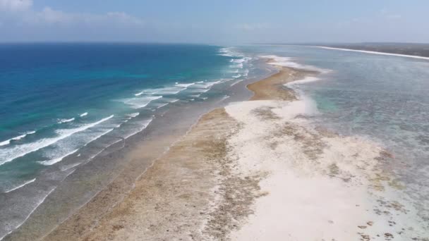 Línea costera del océano y arrecife de barrera en marea baja, Zanzíbar, Matemwe, Vista aérea — Vídeos de Stock