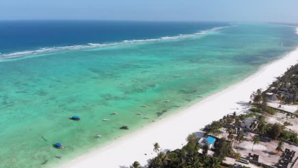 Ocean Coastline, Barrier Reef by Beach Hoteles en Low Tide, Zanzíbar, Vista aérea — Vídeos de Stock