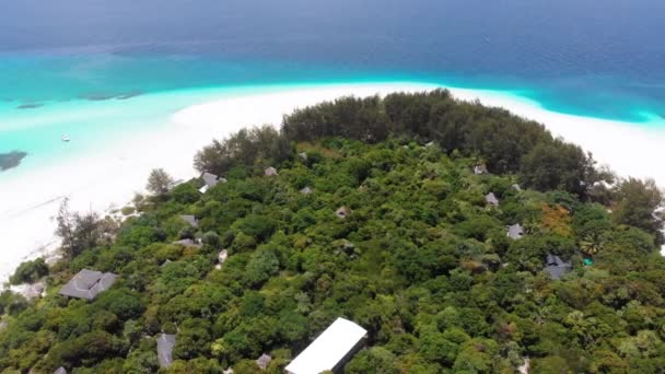 Paradiesische Privatinsel Mnemba im türkisfarbenen Ozean, Sansibar, Luftaufnahme — Stockvideo