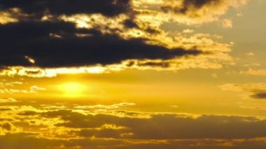 Portakal Gökyüzündeki Kümülüs Bulutları 'ndan İnanılmaz Gün Batımı, Görkemli Zaman Çizelgesi