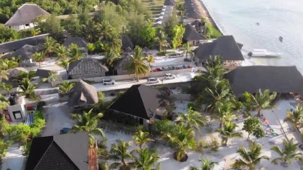 Paradise Coast Resort med palmer och hotell vid havet, Zanzibar, Flygfoto — Stockvideo