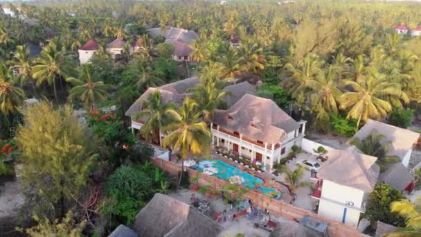 Vista aérea African Tropical Beach Resort, Thatched-Roof Hotels, Piscinas, Zanzibar — Vídeo de Stock