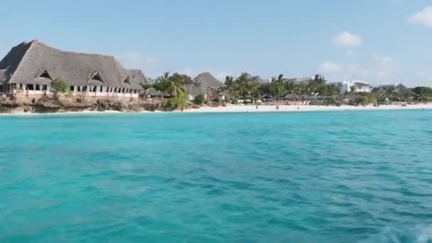 Vista de barco para a costa de Zanzibar com Paradise Beach, Palms, e Hotéis — Vídeo de Stock