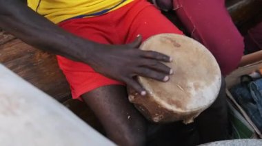 Yerel Afrikalılar Trip, Zanzibar 'da Geleneksel Dhow Boat Davulları Çalıyor
