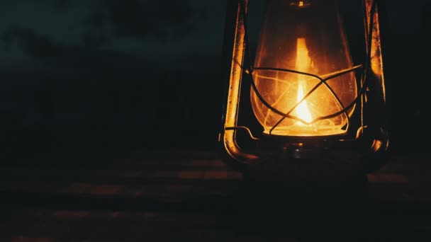 Jantar romântico Candlelit by Ocean Beach à noite, lâmpada de querosene acesa na mesa — Vídeo de Stock