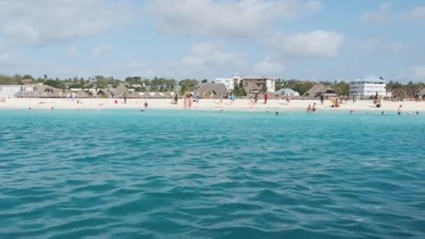 Zanzibar Kustlinje med Sandy Beach, Palmer och hotell. Utsikt från flytande båt — Stockvideo