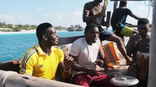 Miejscowi Afrykanie grający na perkusji i śpiewający piosenki na tradycyjnej łodzi Dhow, Zanzibar — Wideo stockowe