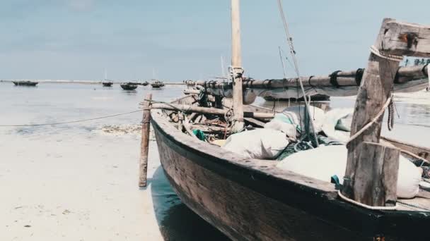 Bateau traditionnel africain en bois échoué sur la plage de sable à marée basse, Zanzibar — Video