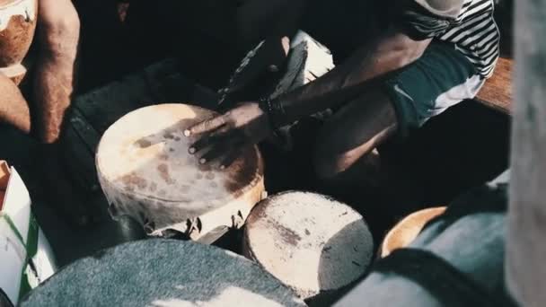 Группа местных африканцев играет на барабанах на традиционной яхте Dhow в поездке, Занзибар — стоковое видео