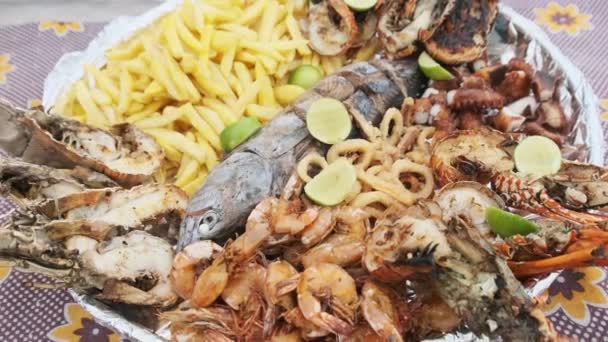 Tallrik med skaldjur, stor serveras på läckert Platter, Exotisk lunch i Afrika — Stockvideo