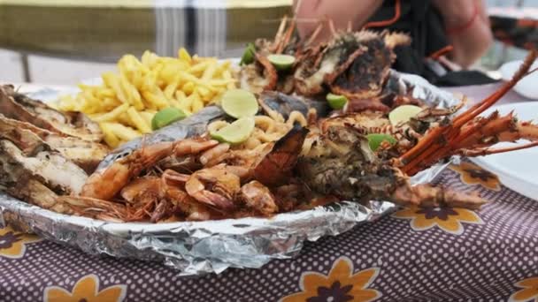 Deniz ürünleri tabağı, Büyük tabak lezzetli tabaklar, Afrika 'da egzotik öğle yemeği. — Stok video