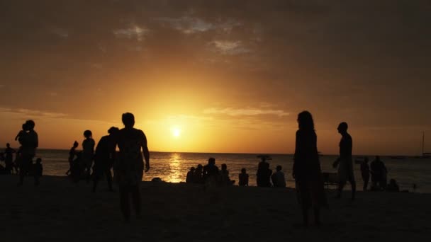 2017 년 6 월 16 일에 확인 함 . Silhouettes of People Playing Beach Volleyball at Sunset, slow Motion, Zanzibar — 비디오