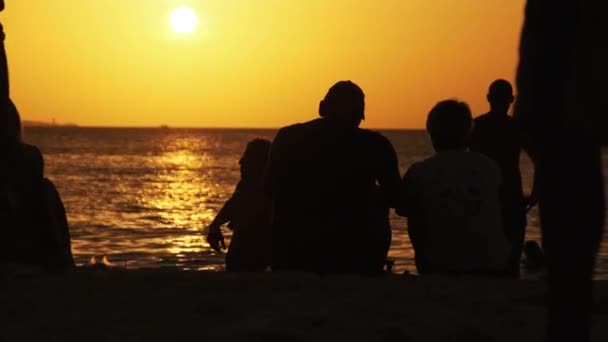 Couple Silhouette d'hommes et de femmes d'âge moyen au coucher du soleil sur la plage par l'océan — Video