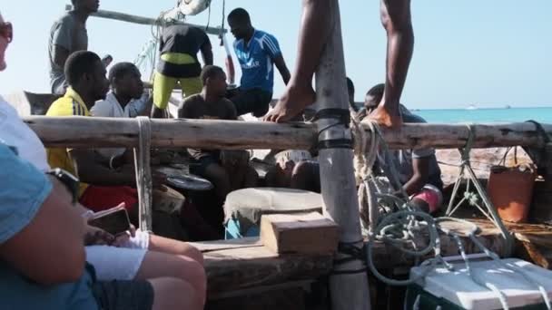 Výlet lodí na tradiční lodi Dhow s Afričany hraje Djembe, Zanzibar — Stock video